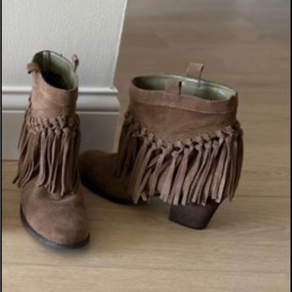 Sbicca Suede Leather Fringe Bootie in great condition! Size: 7, color: taupe - Picture 1 of 2